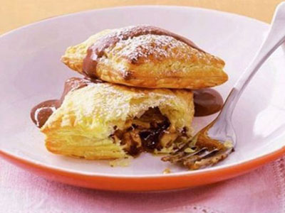 Πεντανόστιμα πιτάκια σοκολάτας με μόνο 2 υλικά, έτοιμα σε 10 λεπτά!